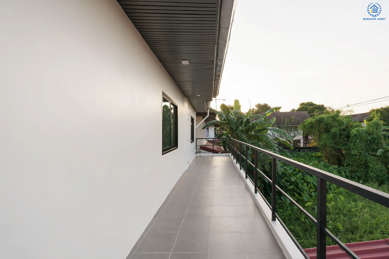 บ้านมือสองตกแต่งใหม่ โครงการ พลับพลาวิลล่า บรมราชชนนี หลังใหญ่พิเศษพร้อมอยู่ เนื้อที่ 57 ตร.ว. ดีไซน์สวย ฟังก์ชัน 4 ห้องนอน 3 ห้องน้ำ 2 ที่จอดรถ บนทำเลเดินทางสะดวก เชื่อมต่อหลายเส้นทาง ใกล้เซ็นทรัลปิ่นเกล้า จุดขึ้นทางด่วน "ศรีรัช" และเพียง 10 นาทีถึงMRT "สถานีไฟฉาย"